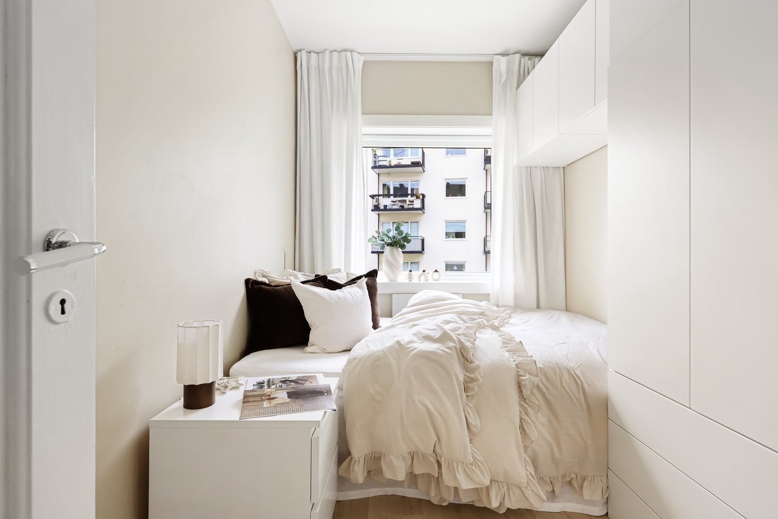 Det andre soverommet er praktisk innredet med seng og garderobeløsning, samt skap over sengen som gir gode oppbevaringsmuligheter. Galleribilde