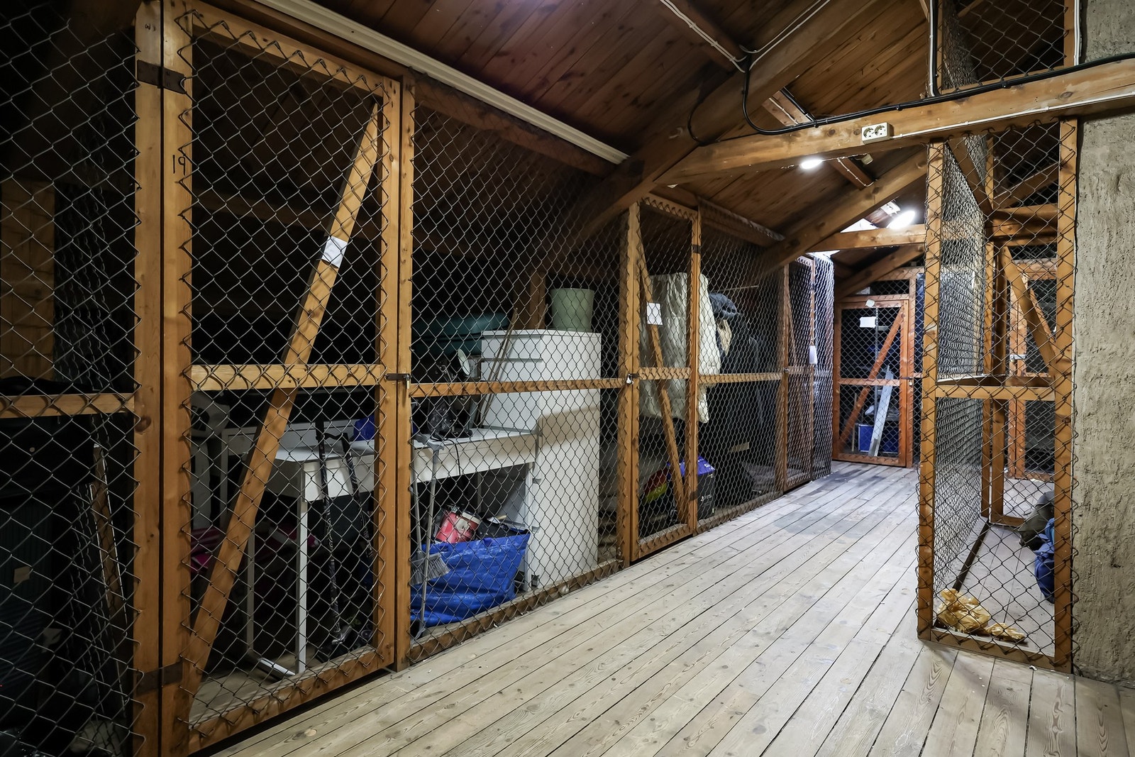 Leiligheten disponerer en loftsbod med skråtak og et gulvareal på ca 6,4 m2 samt en kjellerbod på ca 3,2 m2. Galleribilde