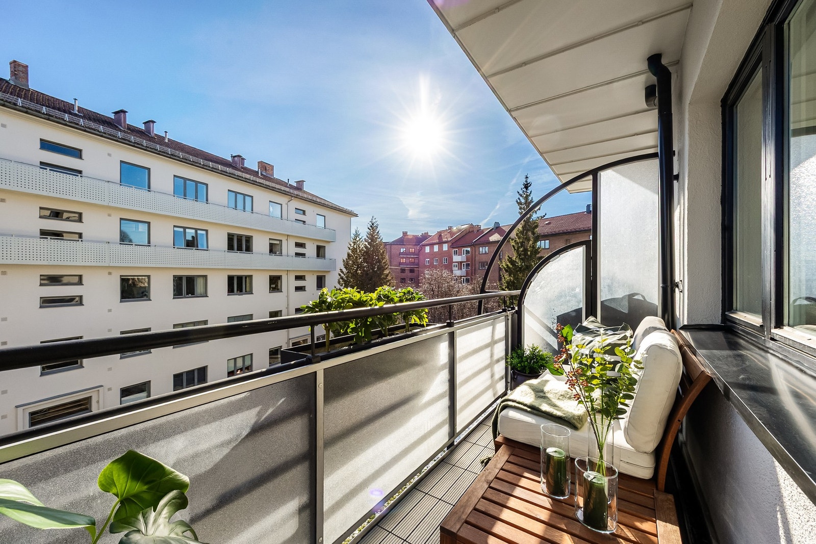 Dette er en lys og gjennomgående 3-roms selveierleilighet med en god planløsning. Boligen byr på en romslig stue i åpen løsning mot kjøkkenet, som skaper et hyggelig og sosialt oppholdsrom. Fra stuen er det utgang til en sydøstvendt balkong på ca. 4,3 kvm Galleribilde