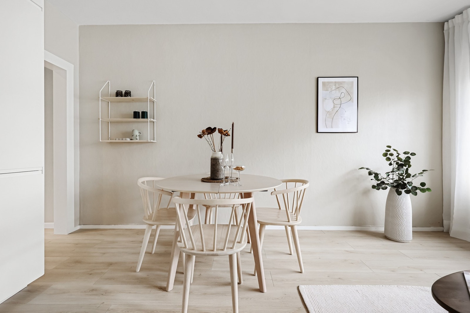 Stuen har god plass til både sofagruppe og spisebord Galleribilde