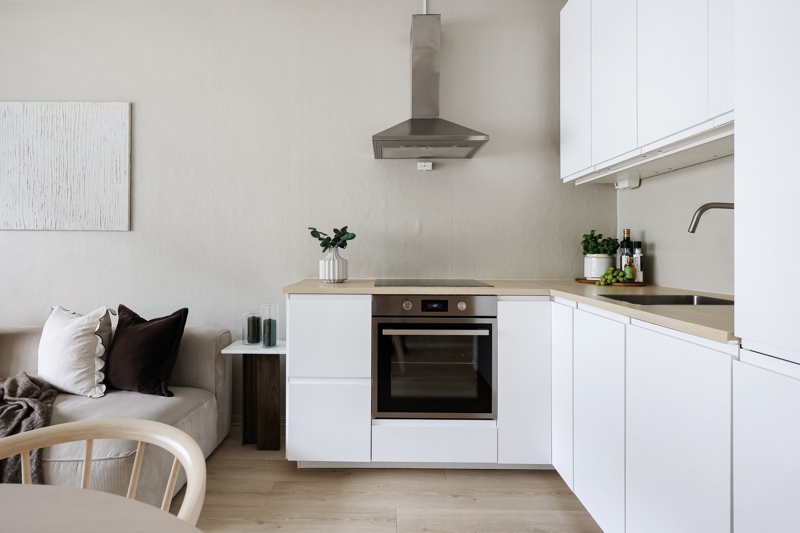 Kjøkkenet er utstyrt med integrerte hvitevarer som oppvaskmaskin, kjøl/frys, stekeovn og platetopp, samt veggmontert avtrekksvifte. Galleribilde