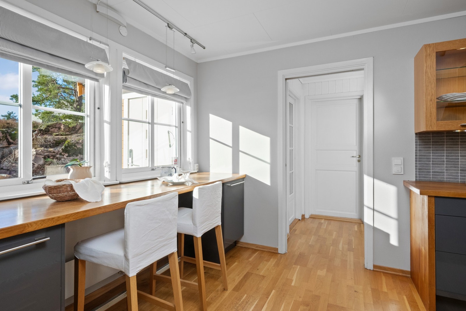 Innredningen består av to parallelle seksjoner som gir rikelig med skapplass, supplert med en bake- eller frokostbenk under vinduene. Galleribilde