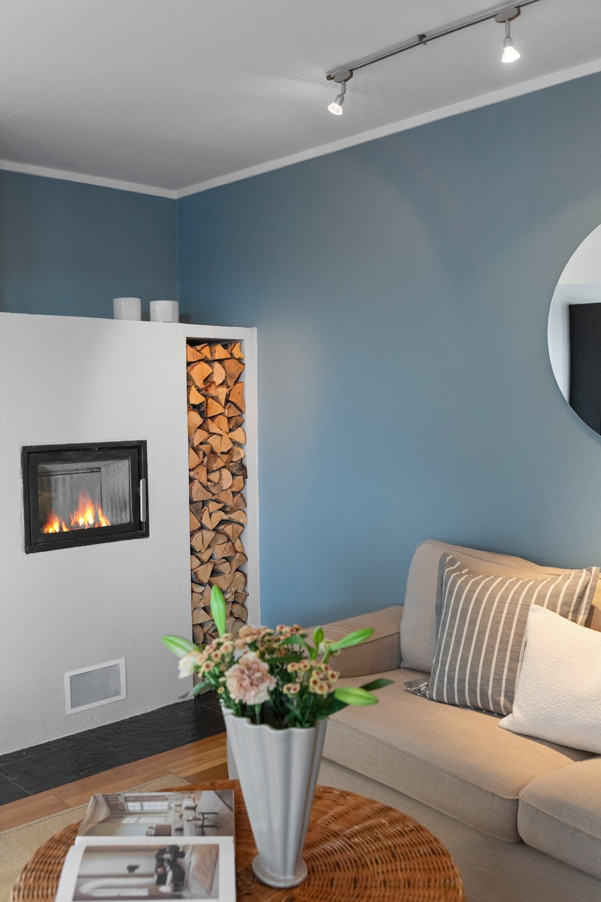 Peisen er plassbygd med tilhørende hyller for ved og dekor. Galleribilde