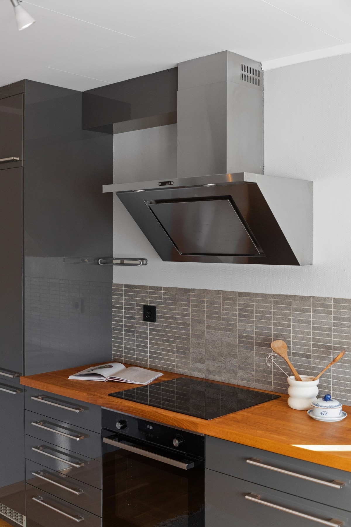 Hvitevarene er integrert og består av stekeovn, induksjonstopp, oppvaskmaskin og kombinert kjøl/frys. Galleribilde