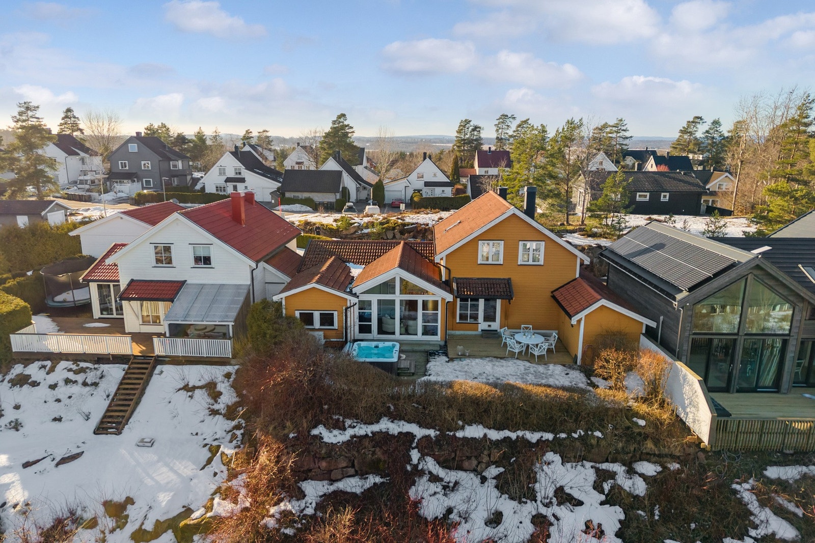 Vearåsen 35 er en pen, romslig og innholdsrik enebolig over to plan. Galleribilde