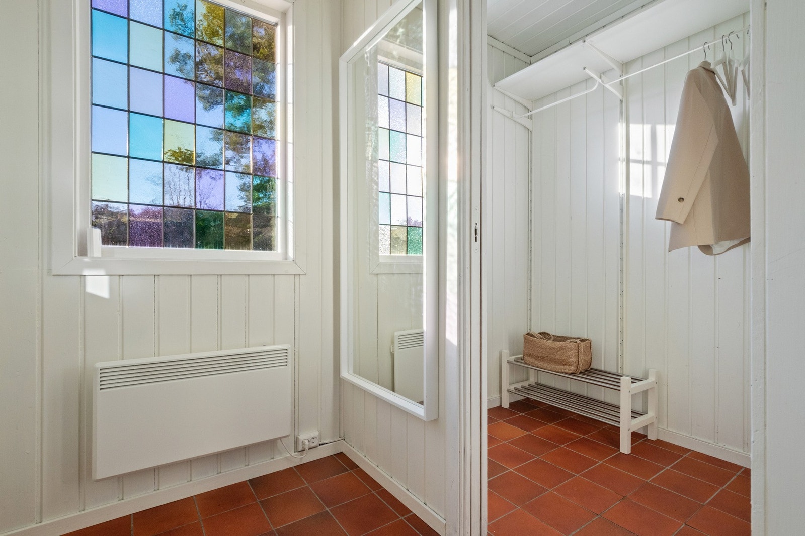 I tilknytning til entréen er det en praktisk bod med hyller og klesoppheng, godt egnet for oppbevaring av yttertøy og sko. Galleribilde