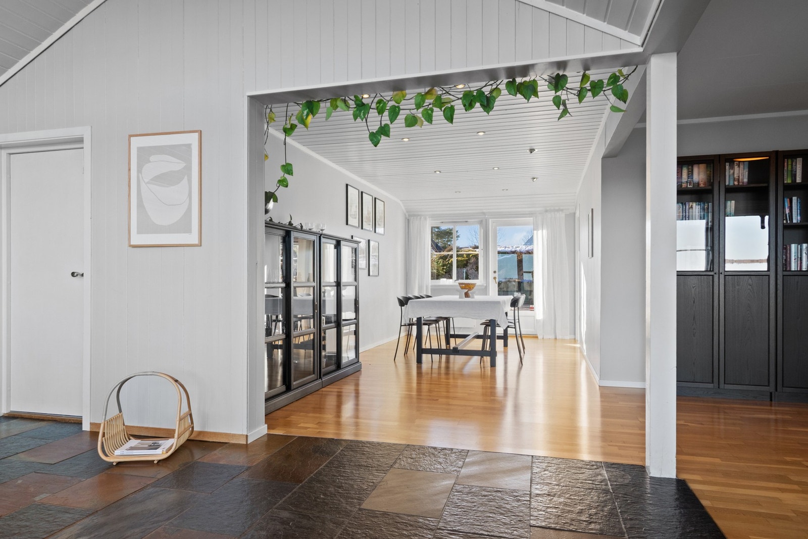 I spisestuen er det god plass til langbord hvor venner og familie kan samles til hyggelige måltider. Galleribilde