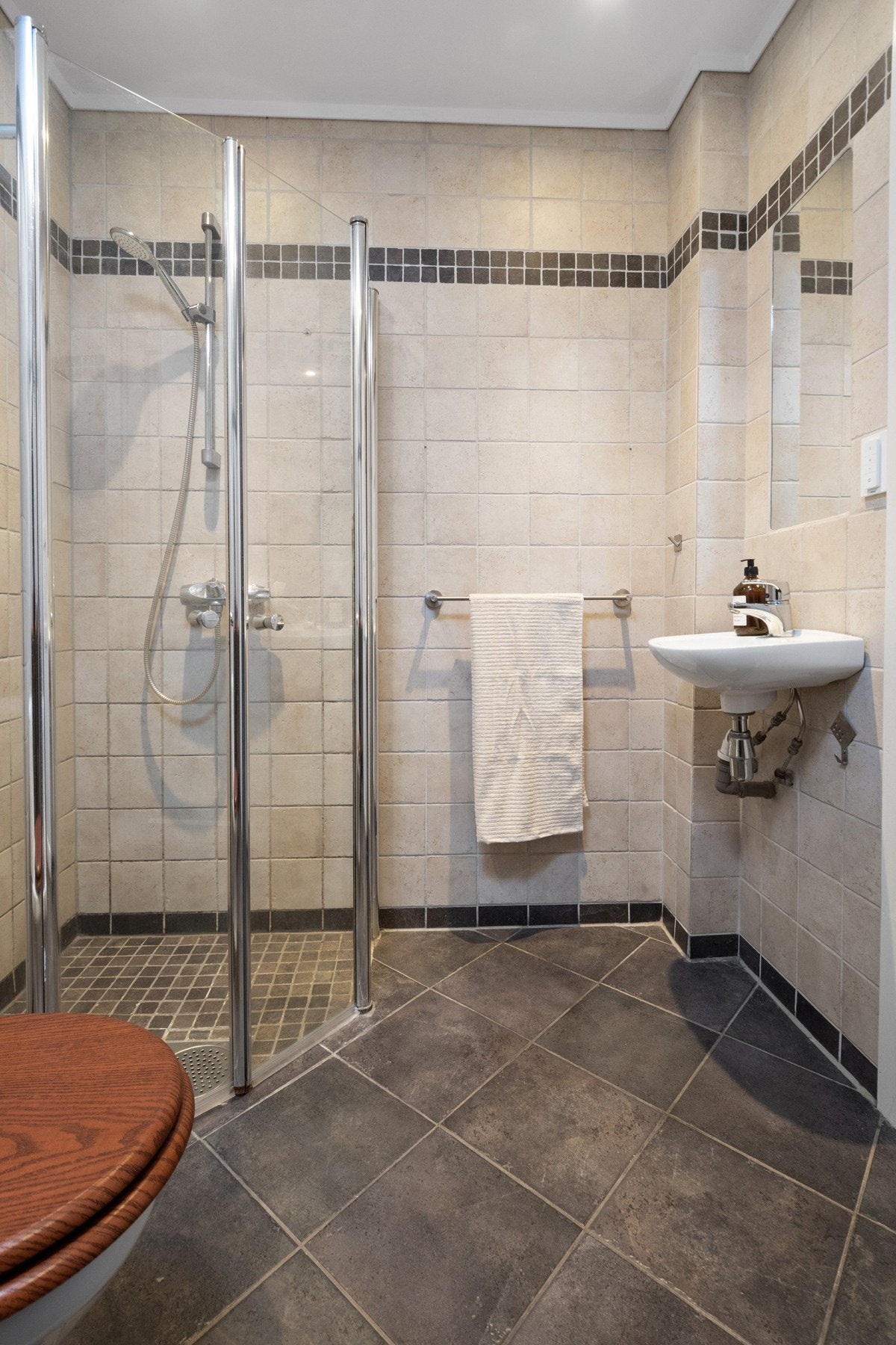 Baderomsinnredningen består av servant med tilhørende speil. Galleribilde