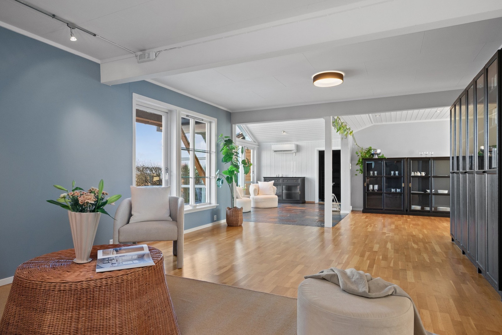 Første etasje har romslige oppholdsrom bestående av en tv-stue, en stilfull glass-stue og en egen spisestue i tilknytning til kjøkkenet. Galleribilde