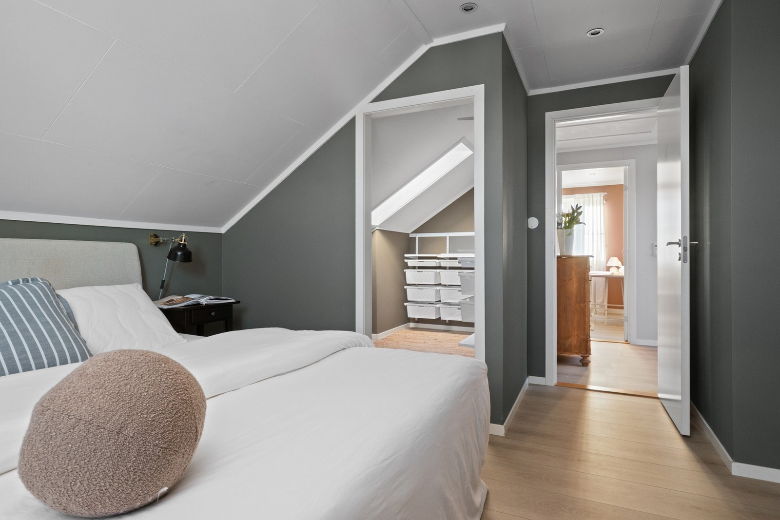 Hovedsoverommet har tilknyttet walk-in closet med takvindu, trådhyller og klesoppheng. Galleribilde