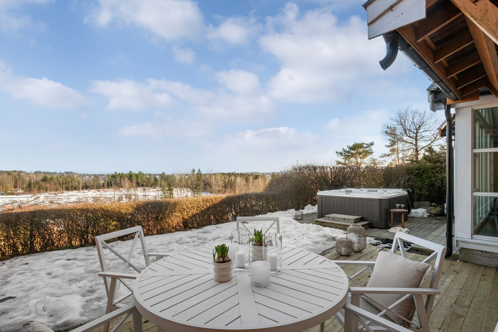 Eiendommen har en solrik, usjenert og tilnærmet flat tomt med skjermede hagearealer på begge sider av boligen. Galleribilde