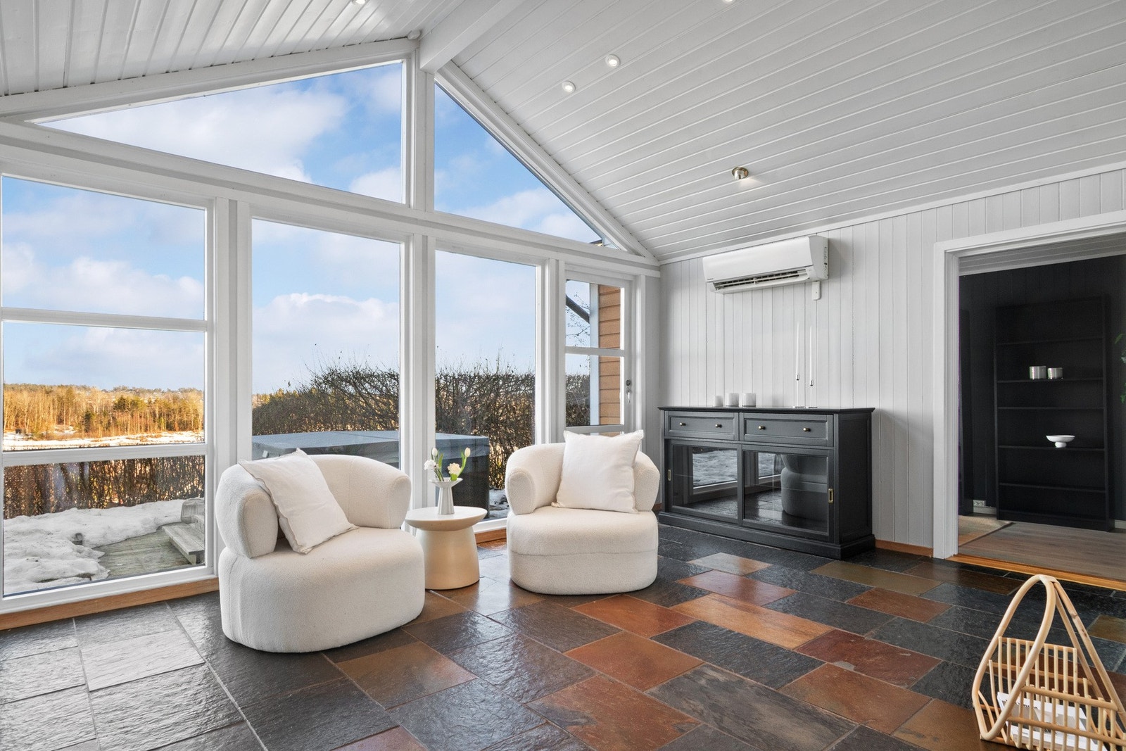 Glass-stuen har god plass til sittegruppe, hvor man kan trekke seg tilbake og nyte utsikten til hagen og Slottsfjell i det fjerne. Galleribilde