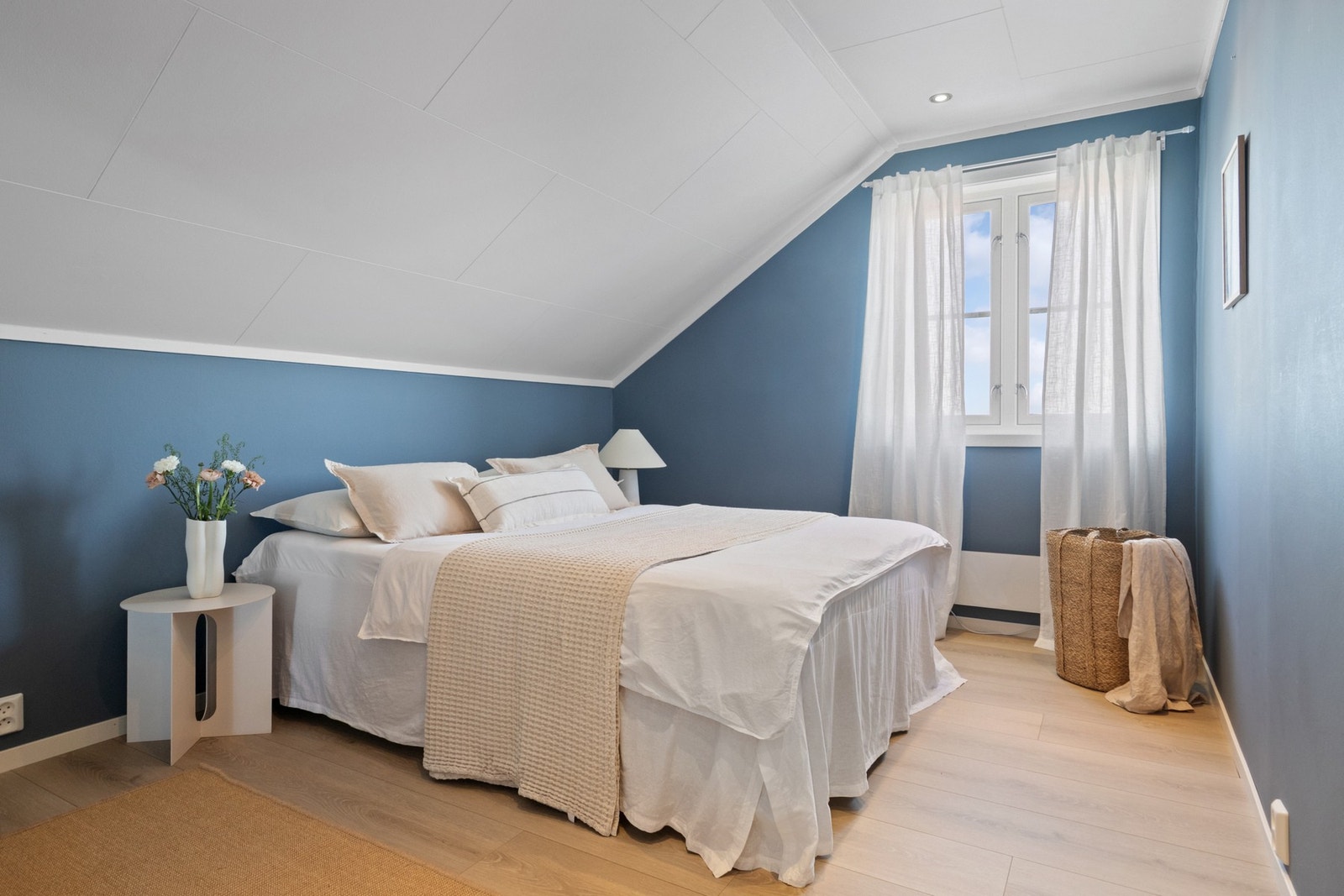 I 2. etasje ligger tre romslige soverom. Galleribilde