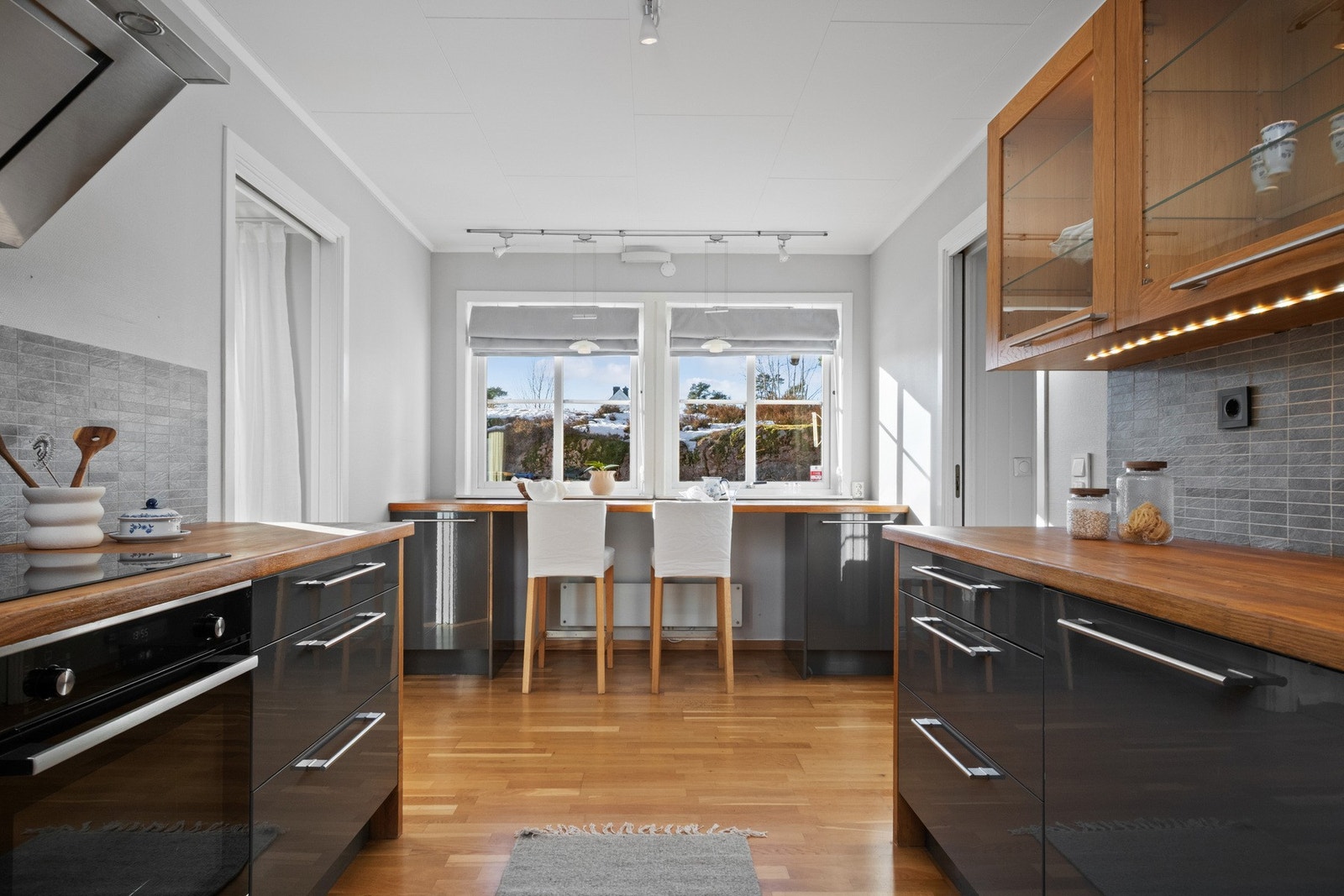 Kjøkkenet er funksjonelt og godt tilrettelagt for både matlaging og baking. Rommet kan lukkes helt av med praktiske skyvedører mot både gang og spisestue. Galleribilde