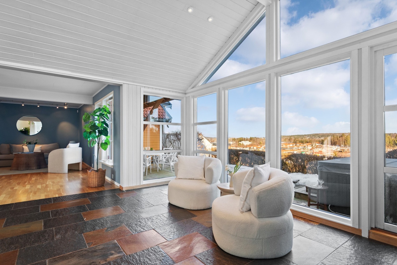 Her strømmer dagslyset inn fra en stor vindusflate som dekker hele endeveggen. Galleribilde