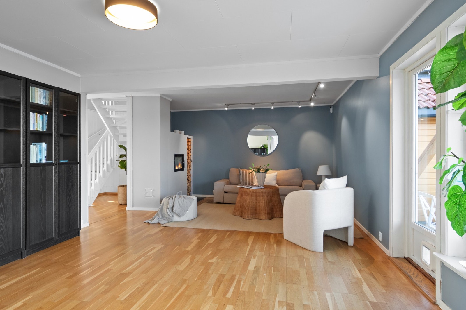 Her kombineres parkett på gulvet med vegger malt i hvitt og en blå fargetone. Galleribilde