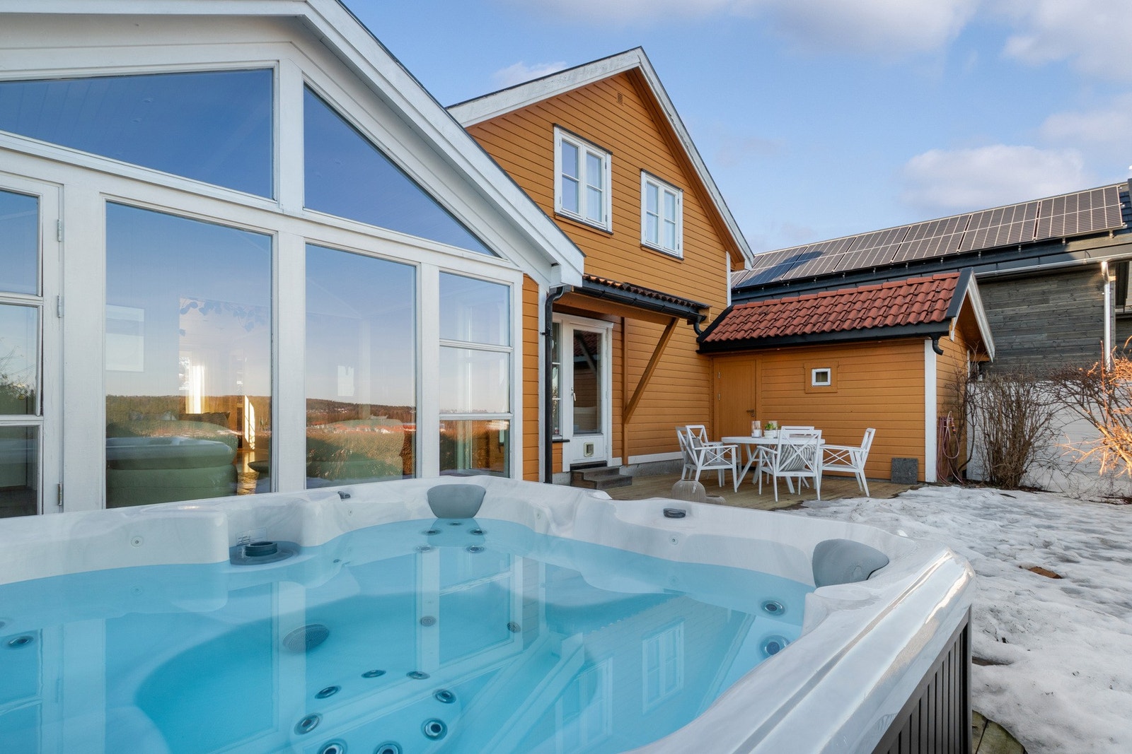 Skjermet markterrasse fra 2025 med nærhet til uteboder og badstue. Galleribilde