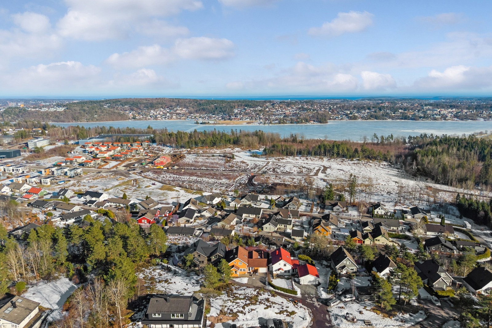 Det er kort vei til både barnehager og skoler, med Vear barneskole og Vear ungdomsskole i nærområdet. Galleribilde