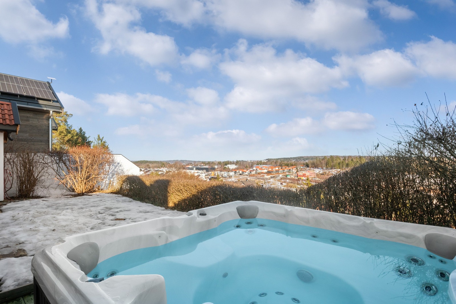 Eiendommen har gode solforhold fra morgen til kveld og i hagen finner du et oppvarmet boblebad. Galleribilde
