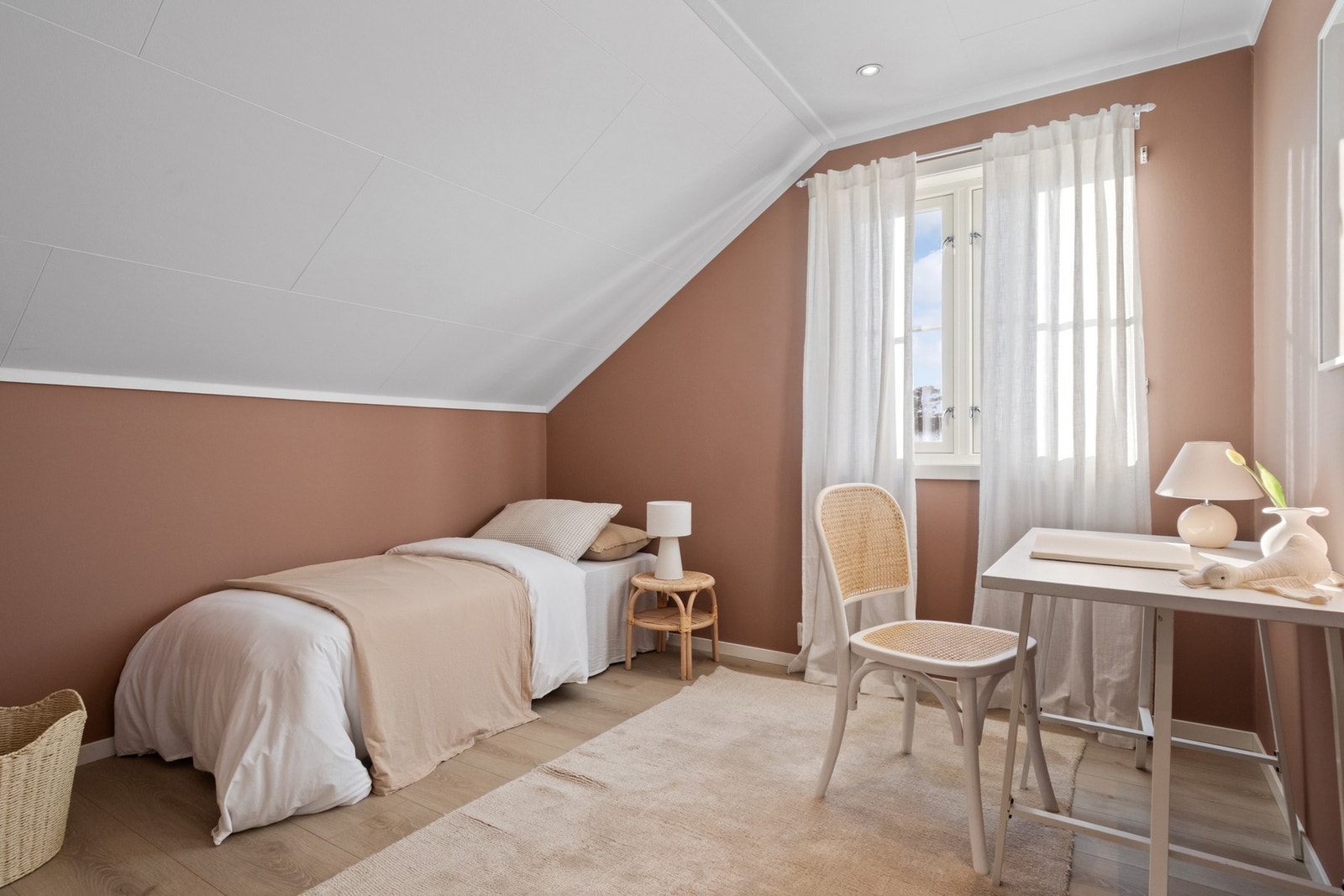 Rommene har downlights, i 1-stavs laminatgulv og vegger malt i moderne fargetoner. Galleribilde