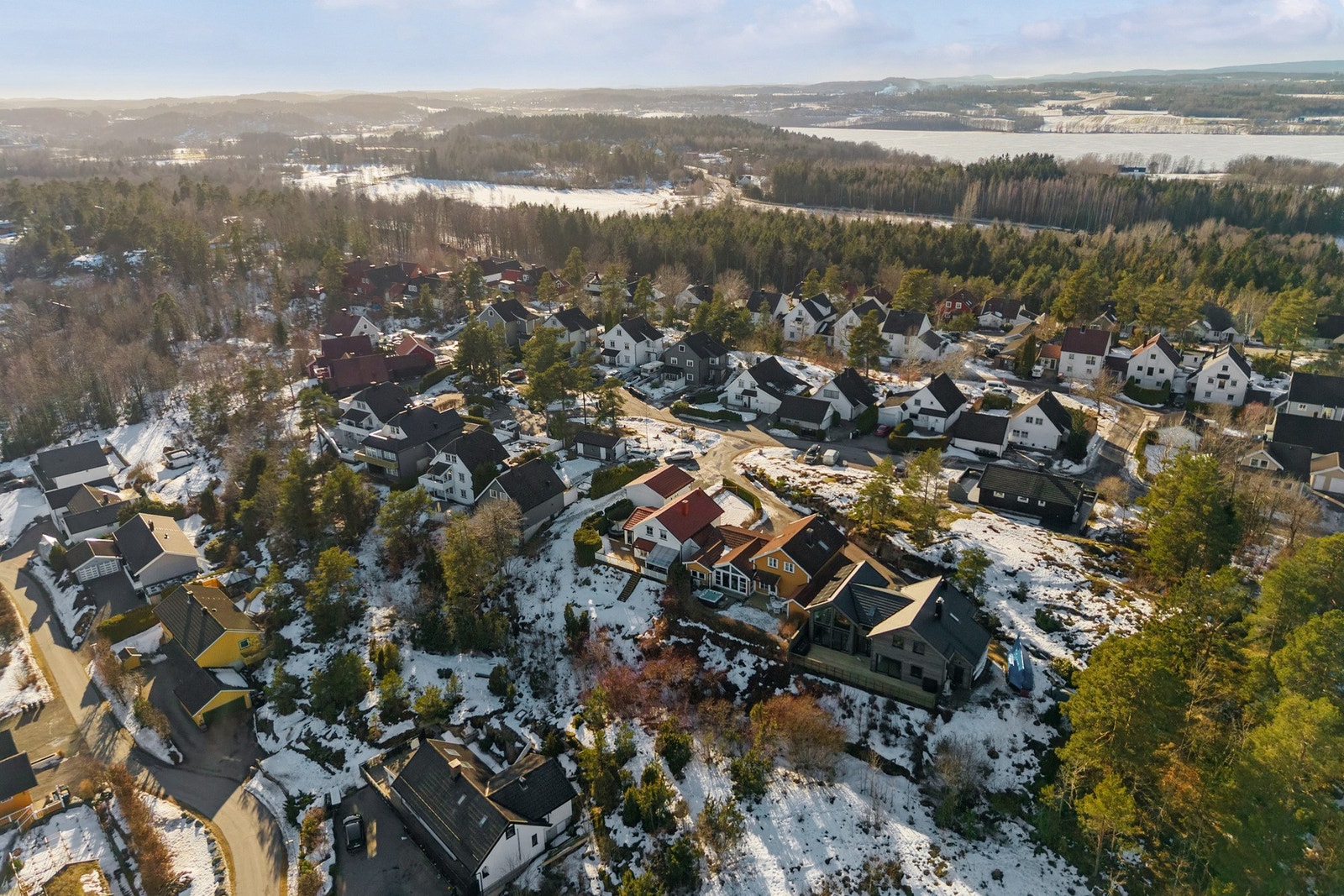 Like i nærheten finnes også lekeplasser og gode turmuligheter i skog og mark. Vear lysløype ligger rett i nærheten og gir fine tur- og treningsmuligheter året rundt, med oppkjørte skiløyper vinterstid. Galleribilde