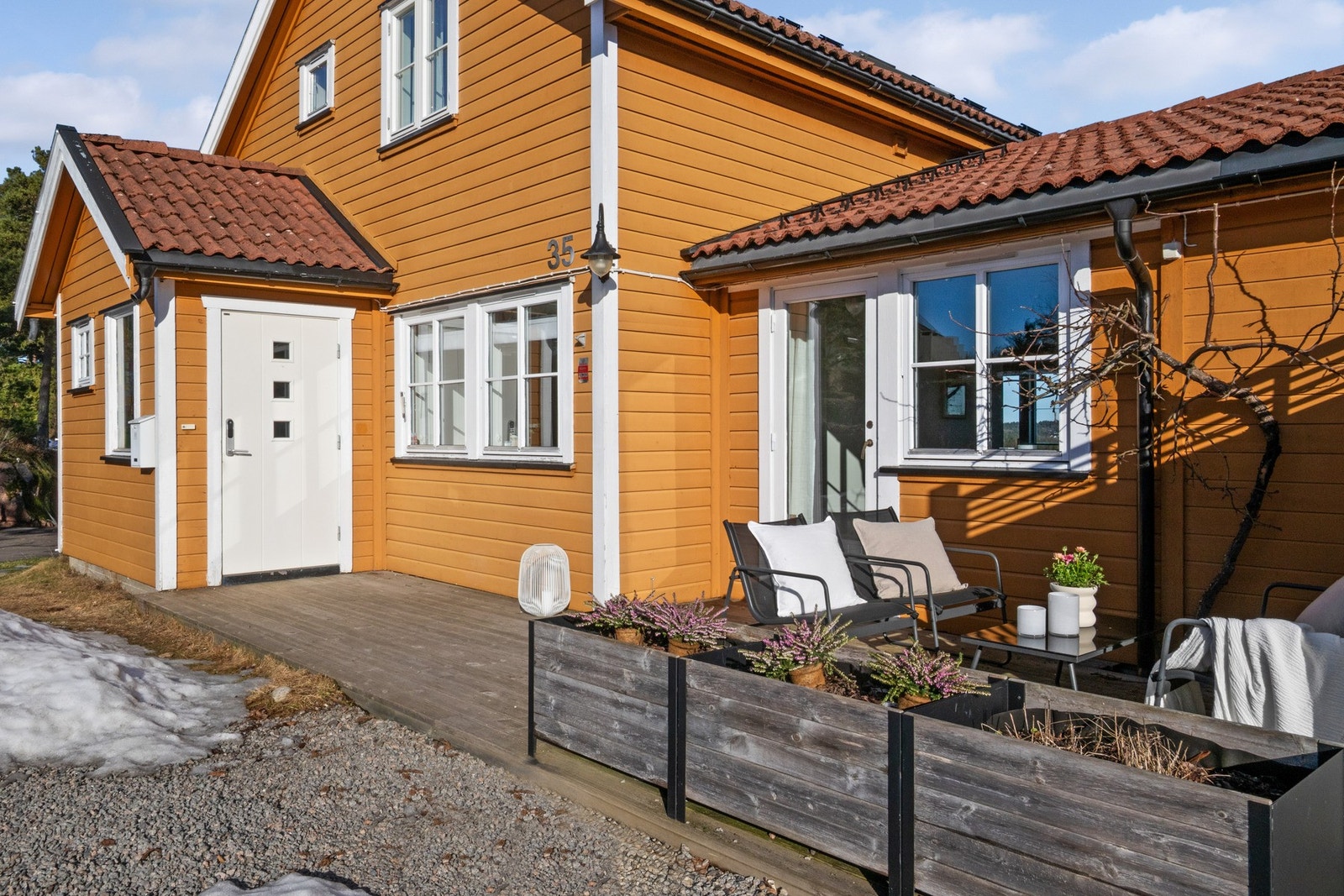 Morgensolen treffer den største hagedelen, mens kveldssolen nytes på inngangssiden av boligen. Galleribilde