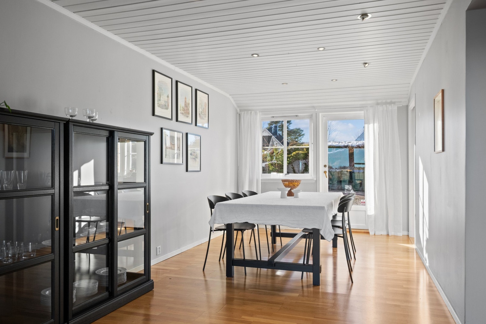 Spisestue med utgang til terrasse ved inngangspartiet. Galleribilde