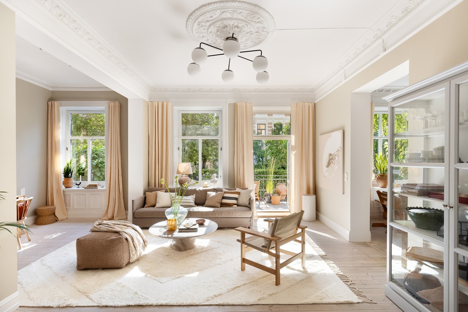 - De store, dype vinduskarmene og den gode takhøyden gir en helt fantastisk romfølelse - Galleribilde