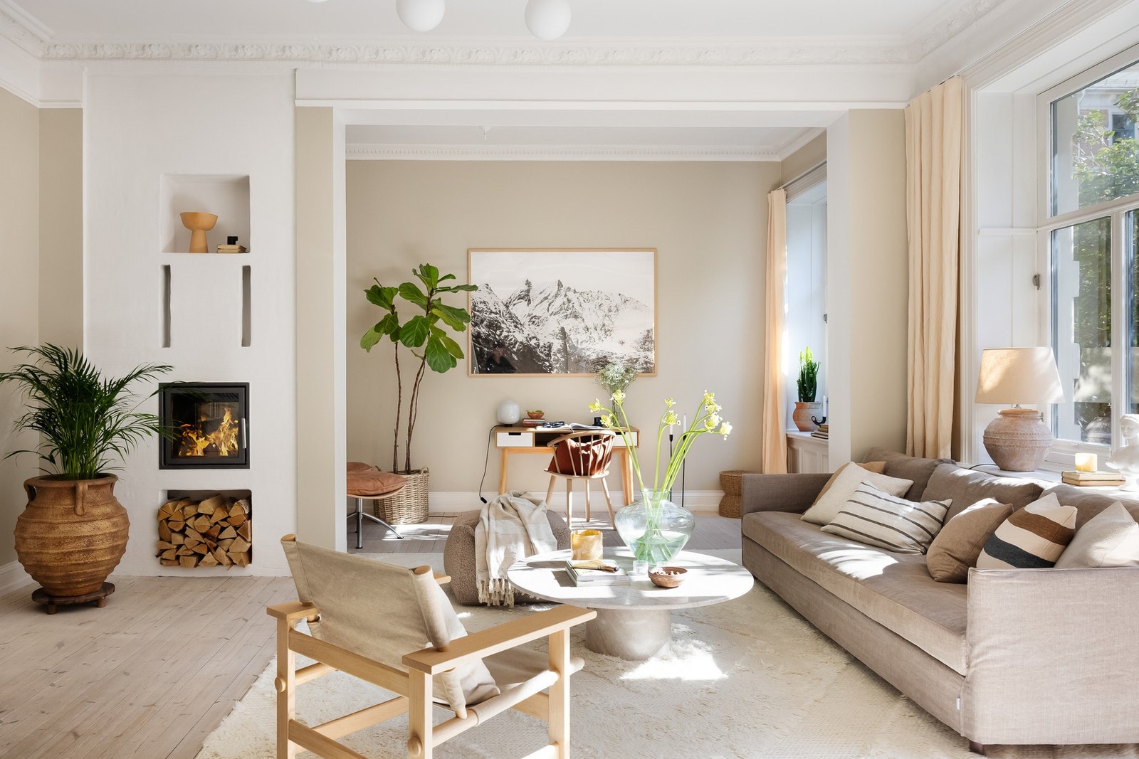 - Takhøyden i stuen er målt til ca. 3,2 meter - Galleribilde