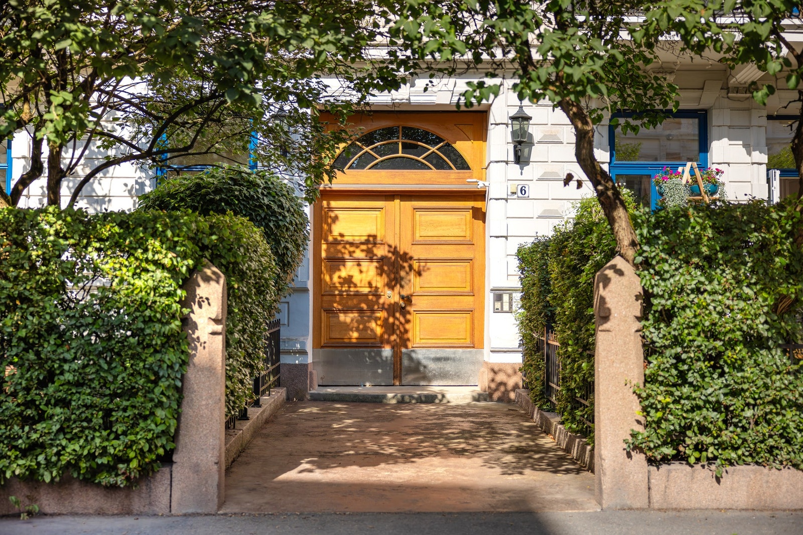 - Allerede utenfor bygården får du en følelse av historien, sjarmen og roen denne boligen gir deg - Galleribilde