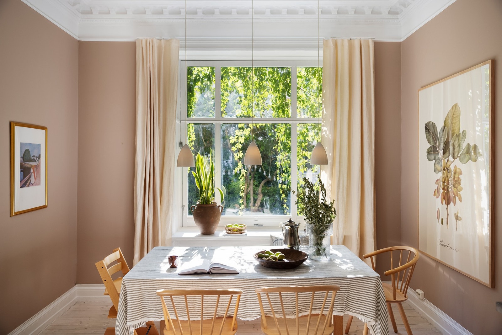 - Det er god plass til spisebord - Galleribilde