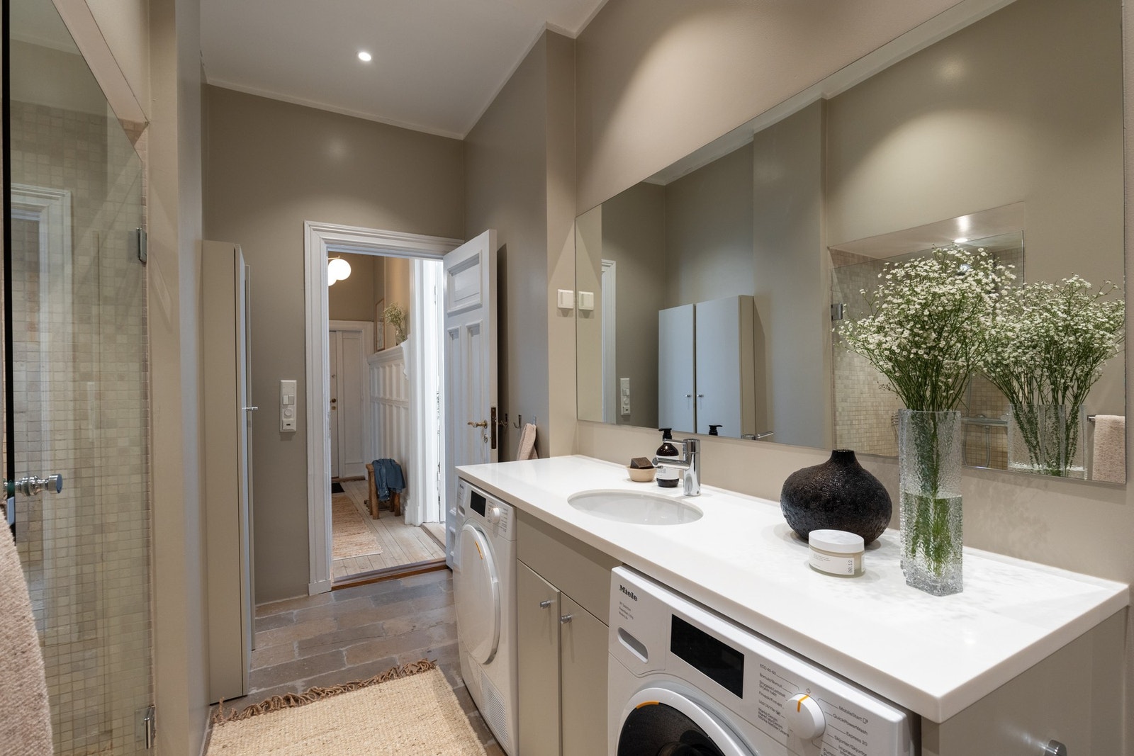 - Badet er ekstremt smart utnyttet og oppleves velholdt - Galleribilde