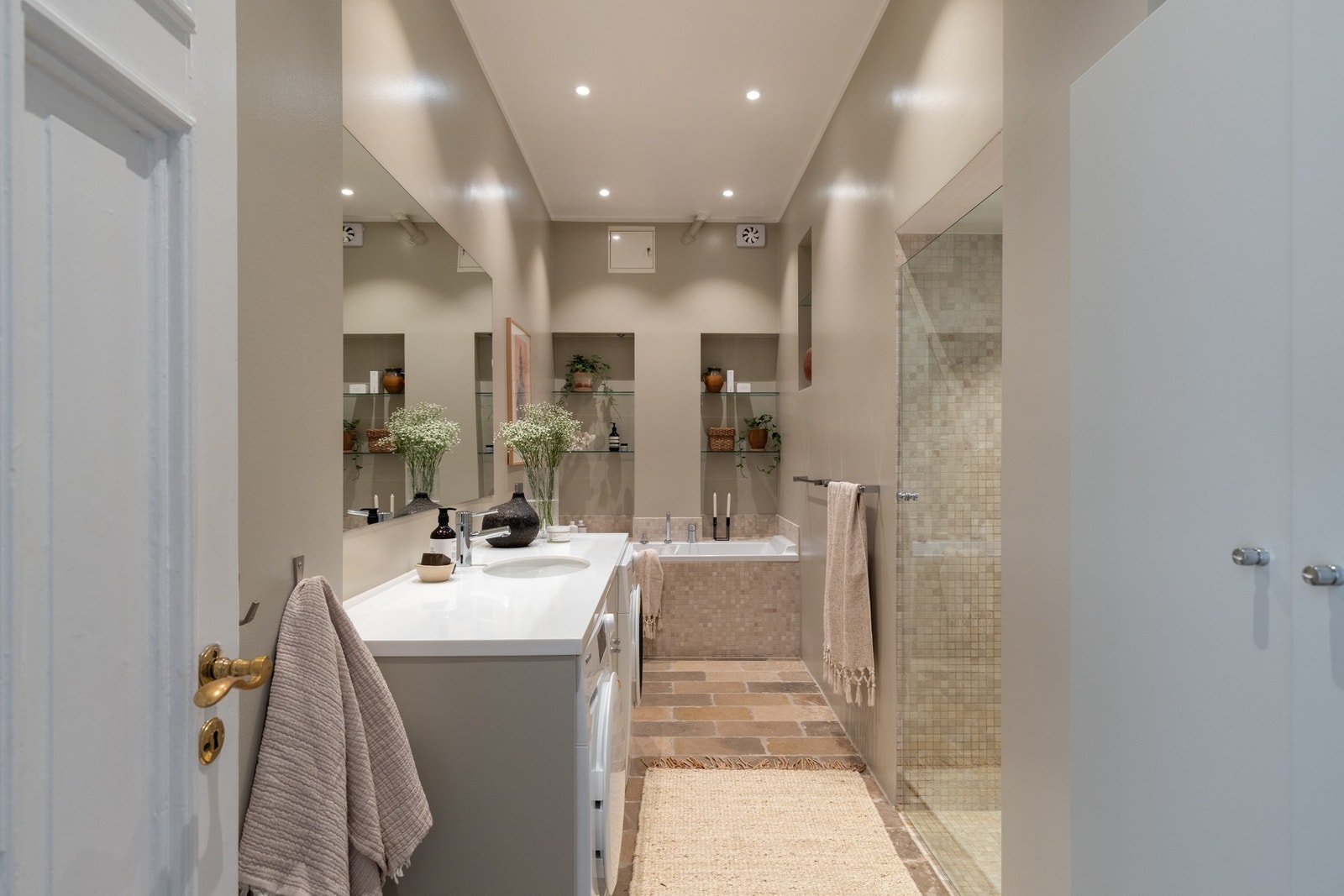 - Romslig bad med gulvvarme, opplegg til vaskemaskin og downlights i himling - Galleribilde