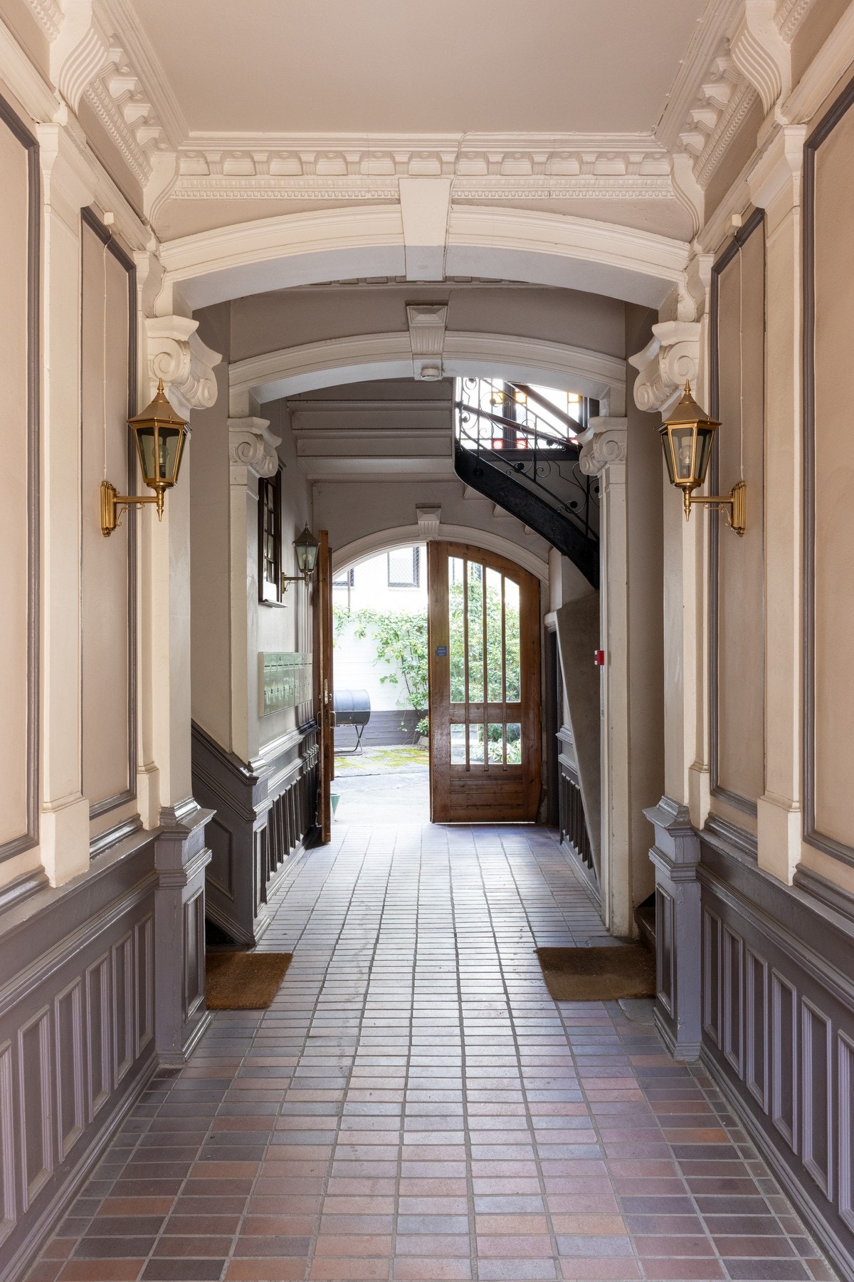 - Indre gårdsrom med betongheller, betongdekke og sykkelparkering - Galleribilde