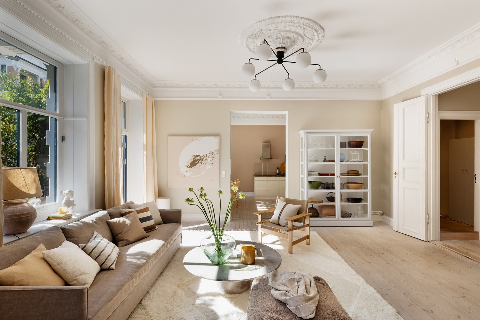 - Legg merke til rosetten og stukkaturen - Galleribilde