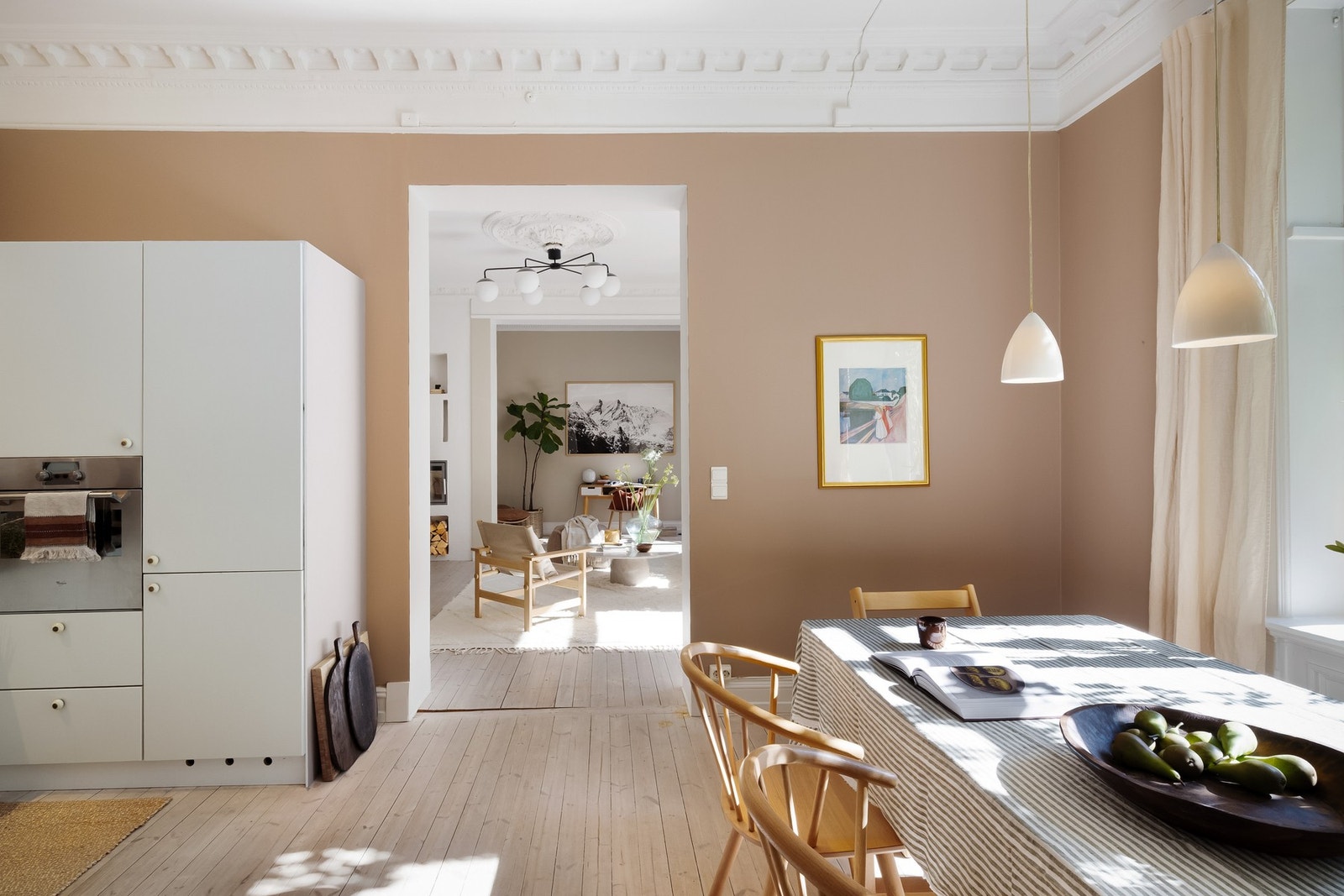 - Åpningen gir en behagelig tilknytning mellom de to rommene - Galleribilde