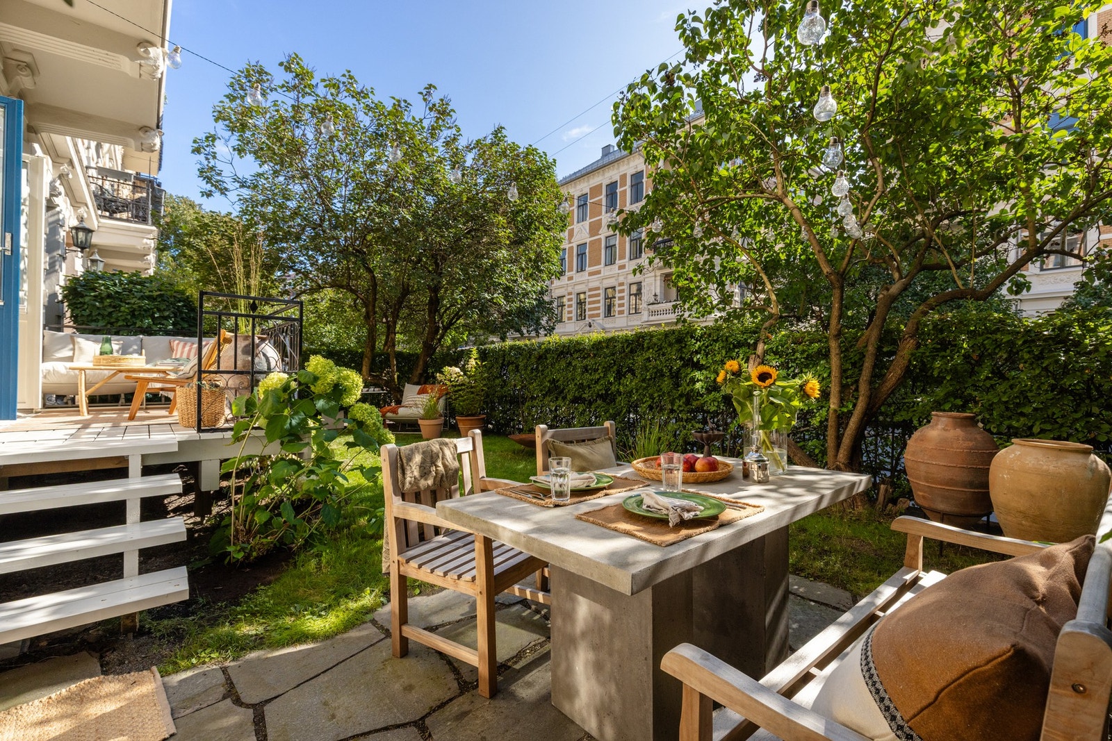 - Utenfor finner du flere hyggelig soner og direkte utgang bak en port som kan lukkes - Galleribilde