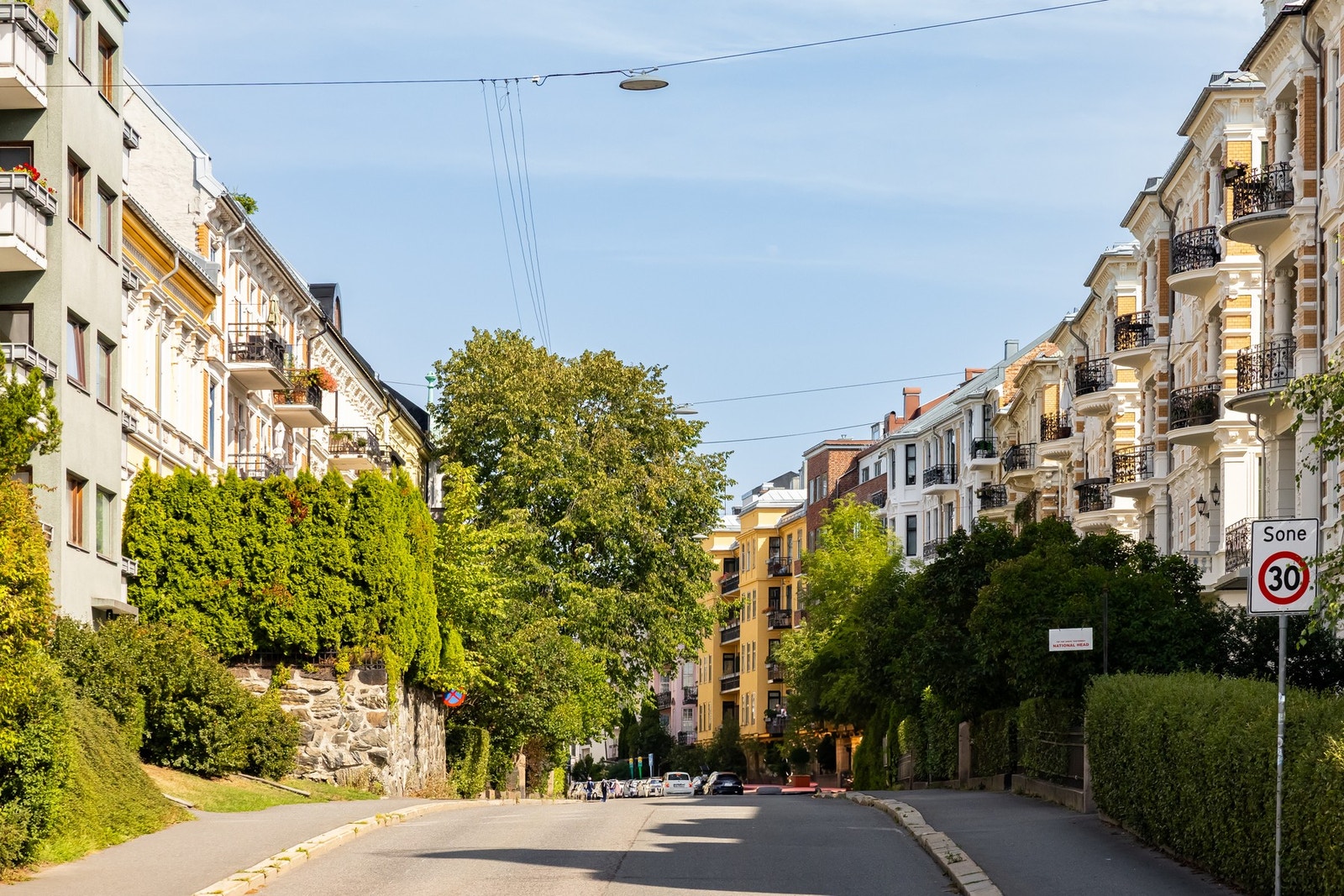 - Camilla Collets vei er kjent for sin vakre arkitektur og grønne inntrykk med trær og forhager. Umiddelbar nærhet til nesten "alt" - Galleribilde