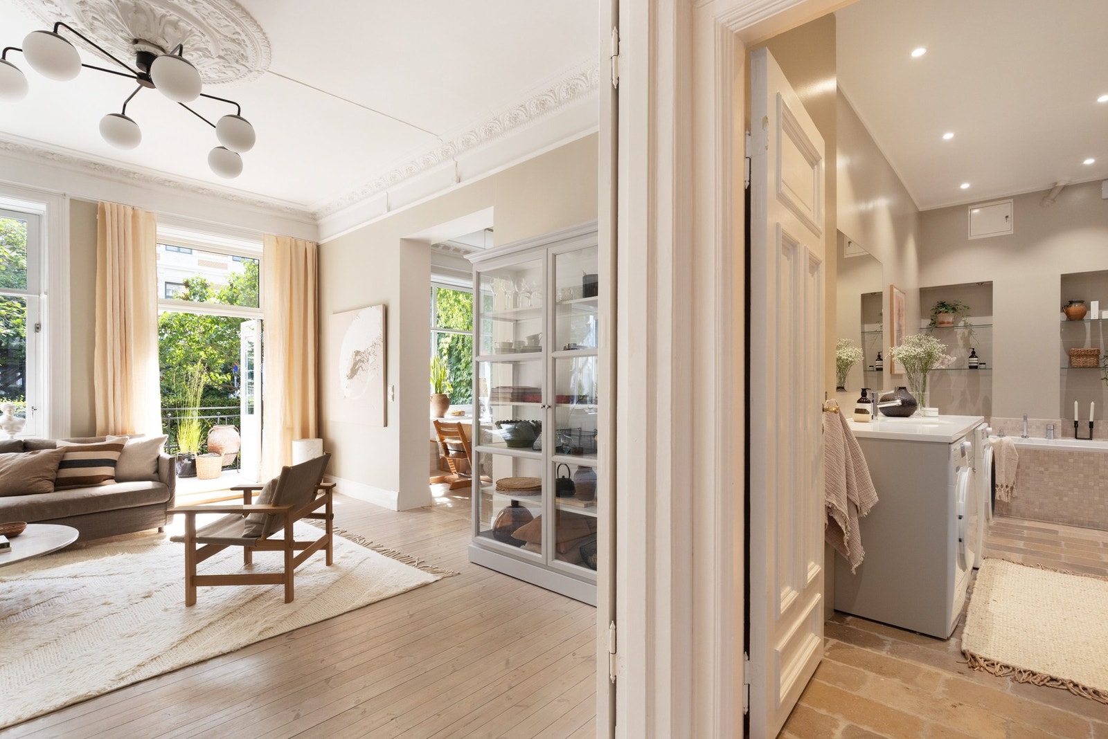 - Legg merke til de doble fløydørene mellom stuen og entréen - Galleribilde