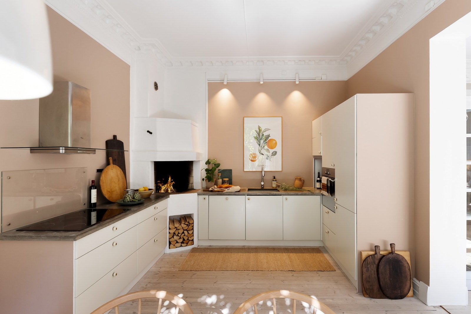 - Innredningen byr på godt med skap- og benkeplass - Galleribilde