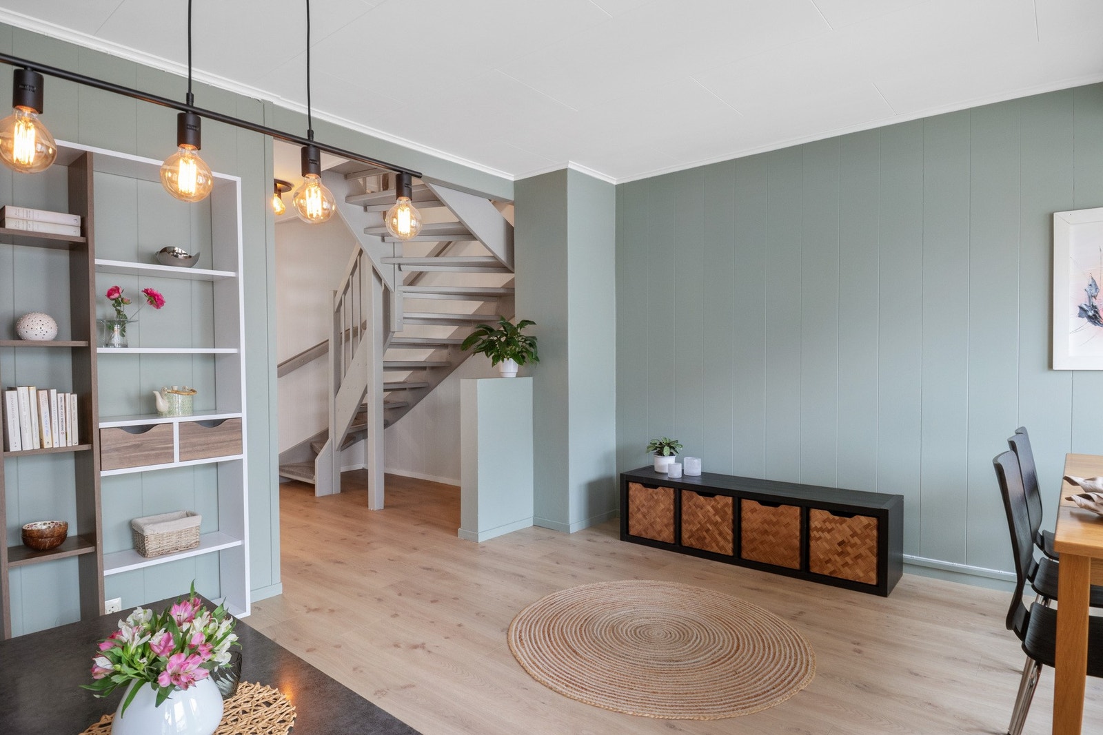 Innvendige tak har himlingsplater. Galleribilde