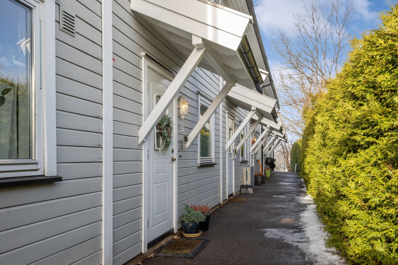 Asfaltert gangvei ved inngangsdør. Galleribilde