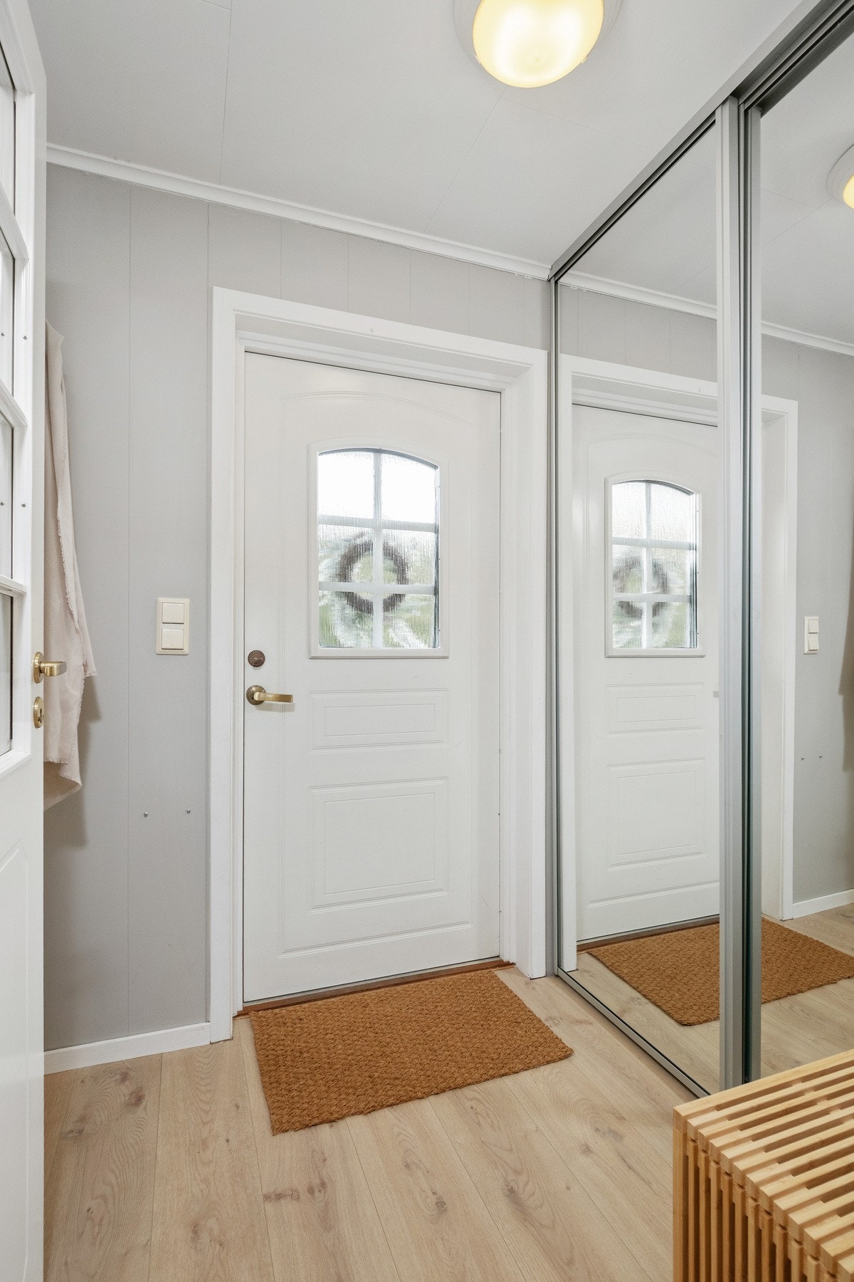 Entré med skyvedørsgarderobe for praktisk oppbevaring. Galleribilde