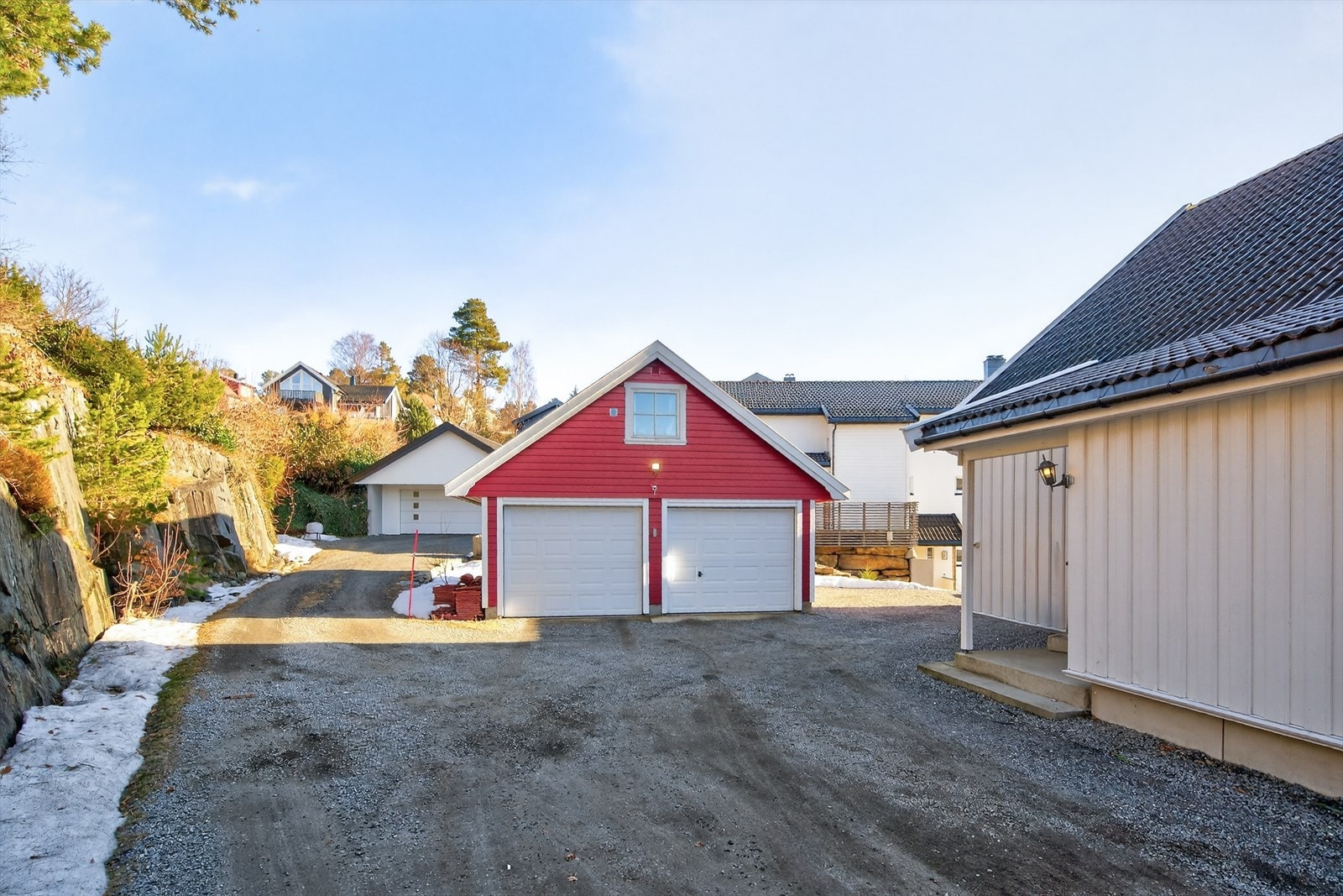 Innholdsrik enebolig fra 2007 med dobbelgarasje Galleribilde