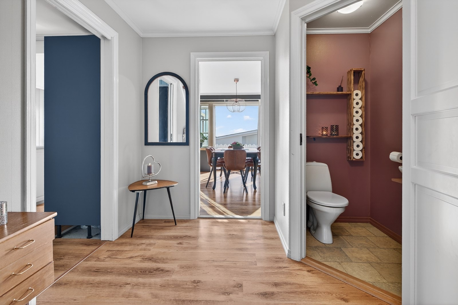 Luftig entré/hall med enkel tilgang til gjestetoalett Galleribilde