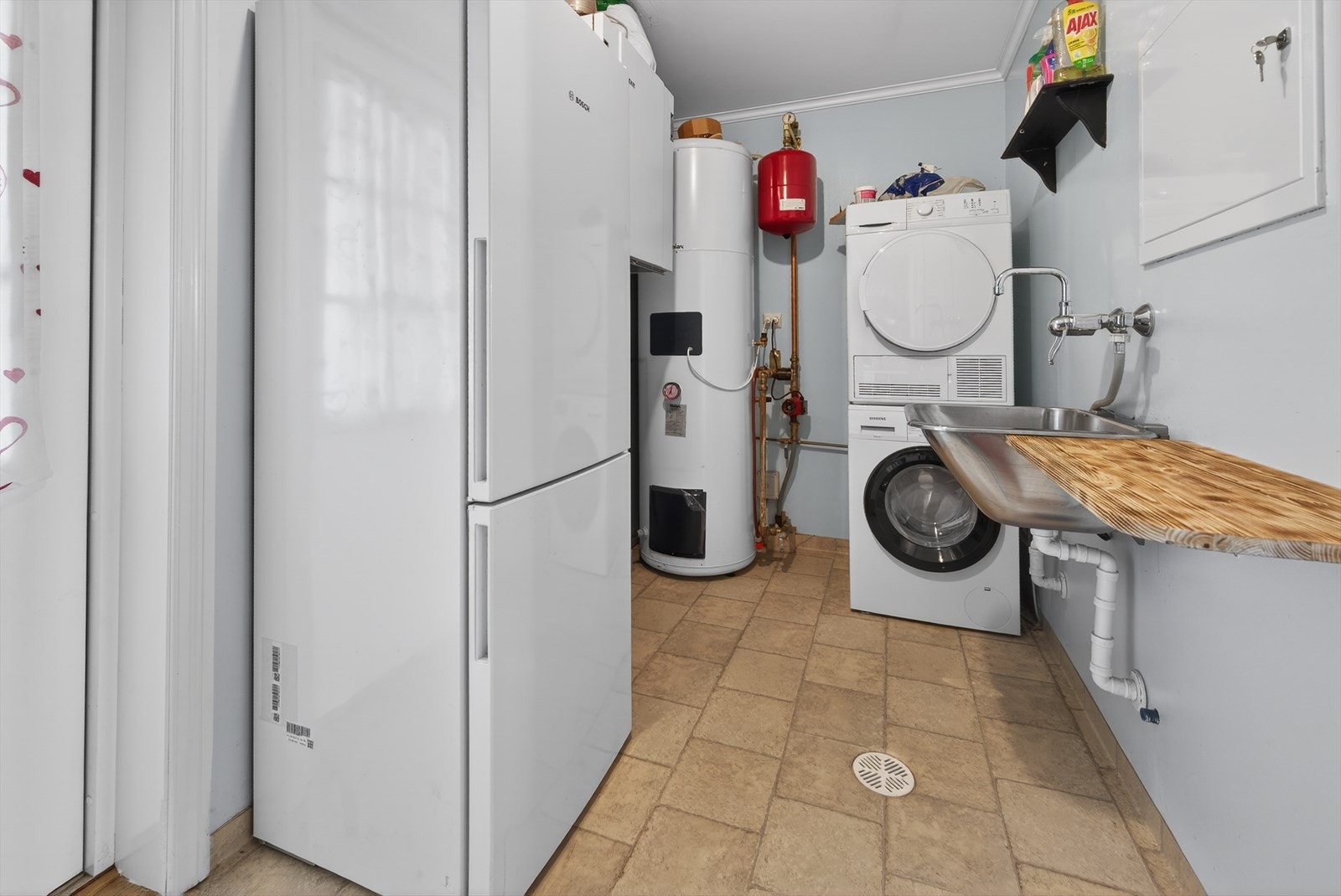 Praktisk vaskerom med teknisk løsning for vannbåren varme i 1.etg Galleribilde