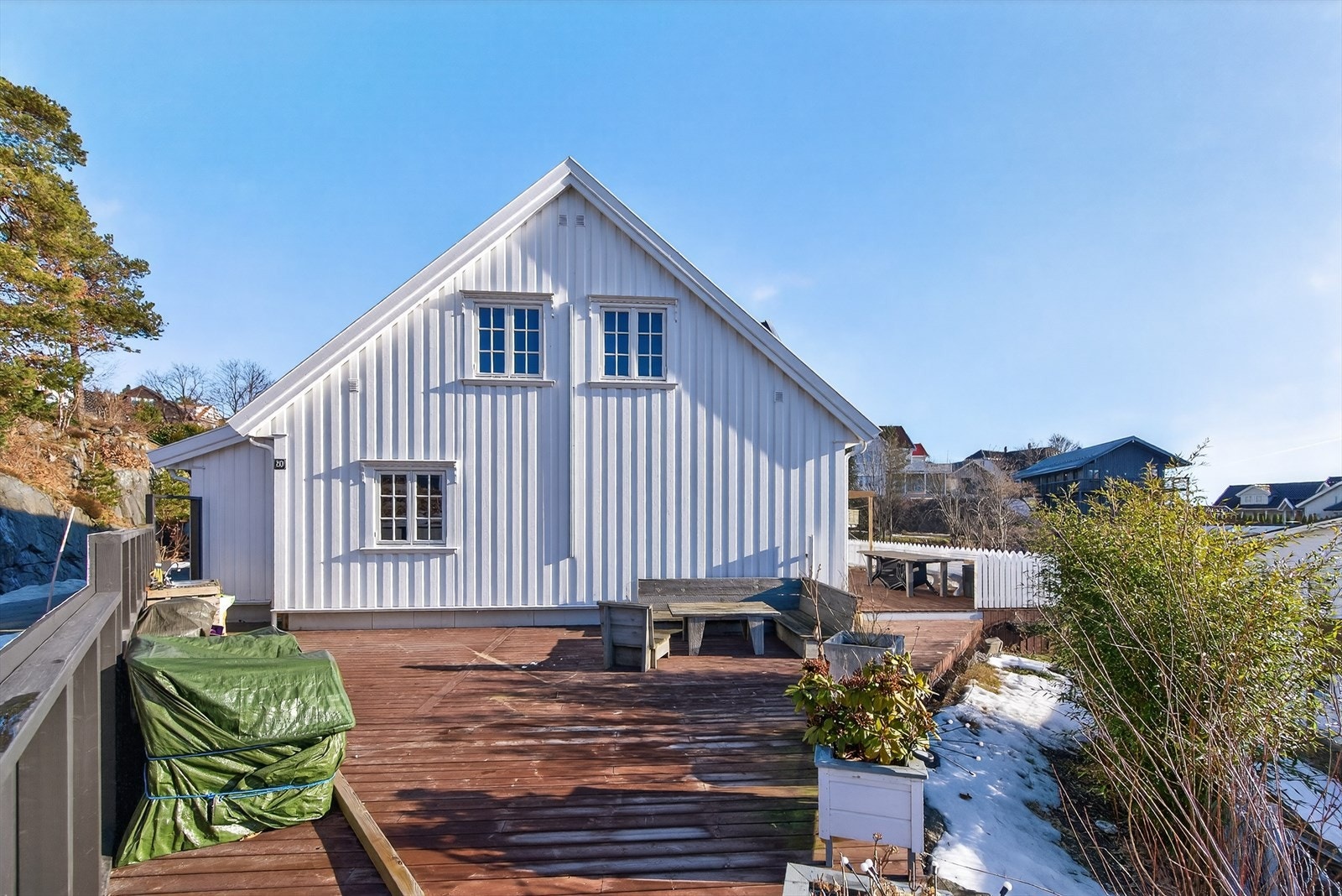 Terrassen går rundt boligen på to sider, hvor man enkelt kan flytte seg etter vær og vind. Galleribilde