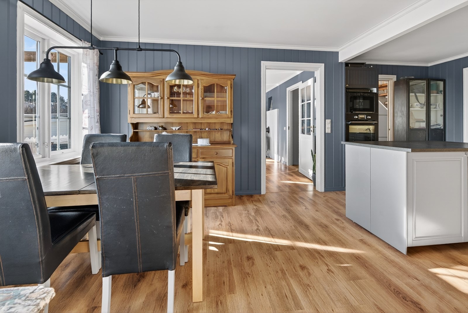 God plass til kjøkkenbord ved kjøkkenvinduene Galleribilde