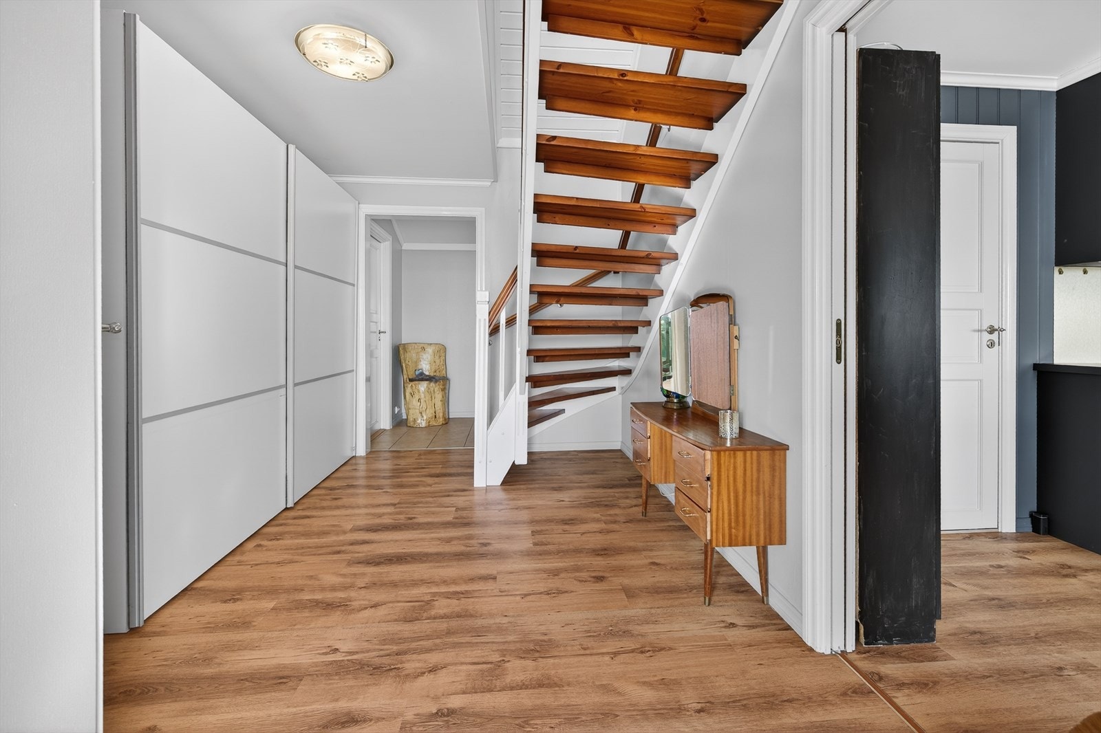 God lagringsplass i den store skyvedørsgarderoben Galleribilde