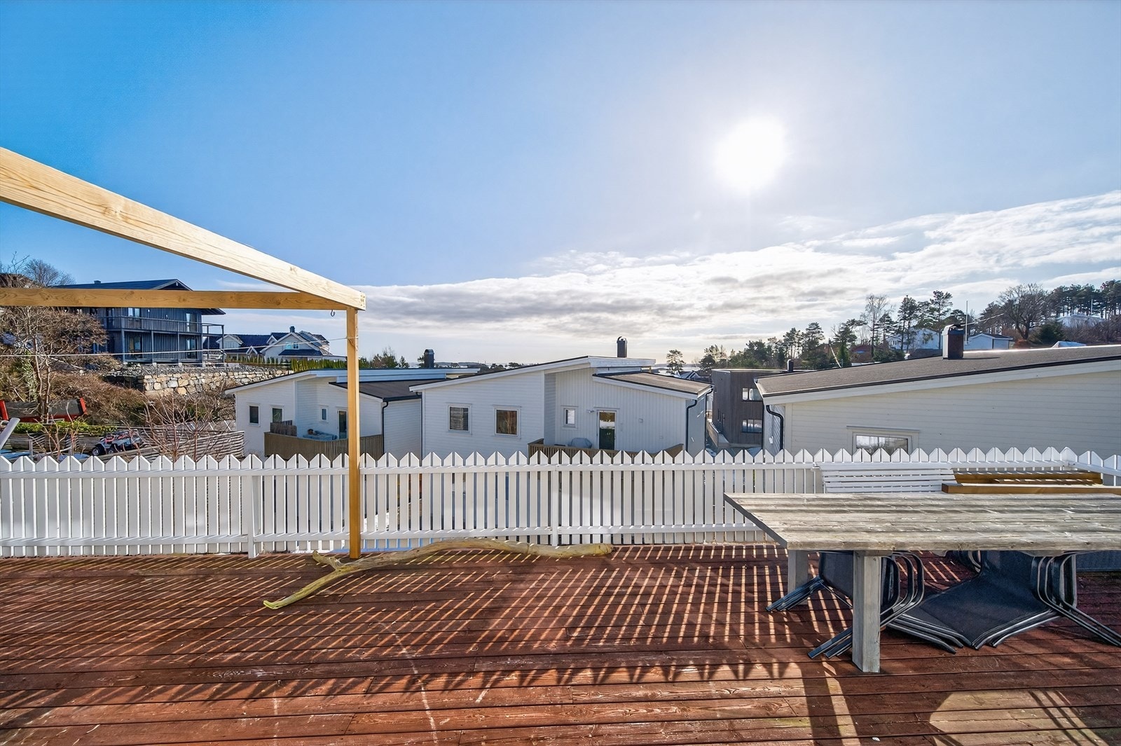 Eiendommen ligger fritt til på et høydedrag med hyggelig utsyn utover nærområdet Galleribilde